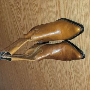 Woman's mid-high leather boots